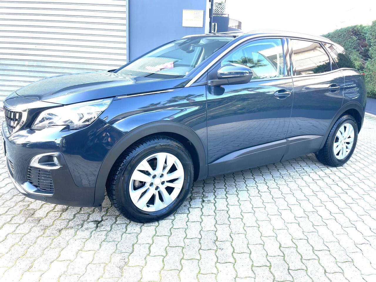 Peugeot 3008 BlueHDi cambio manuale sensori parcheggio ant-vetri privacy