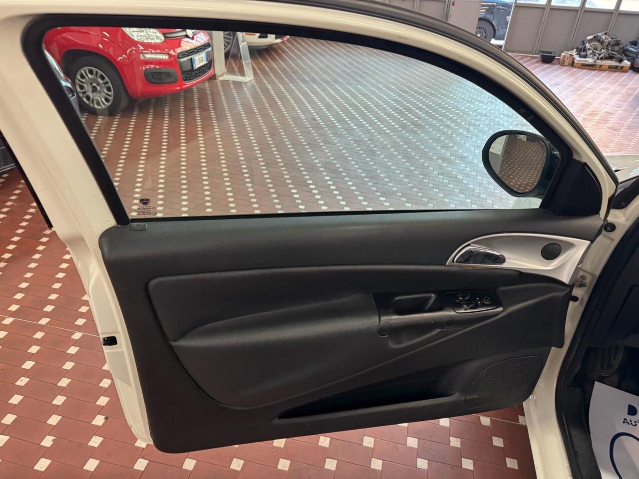 Lancia Ypsilon 1.2 69 CV Unyca NEOPATENTATI