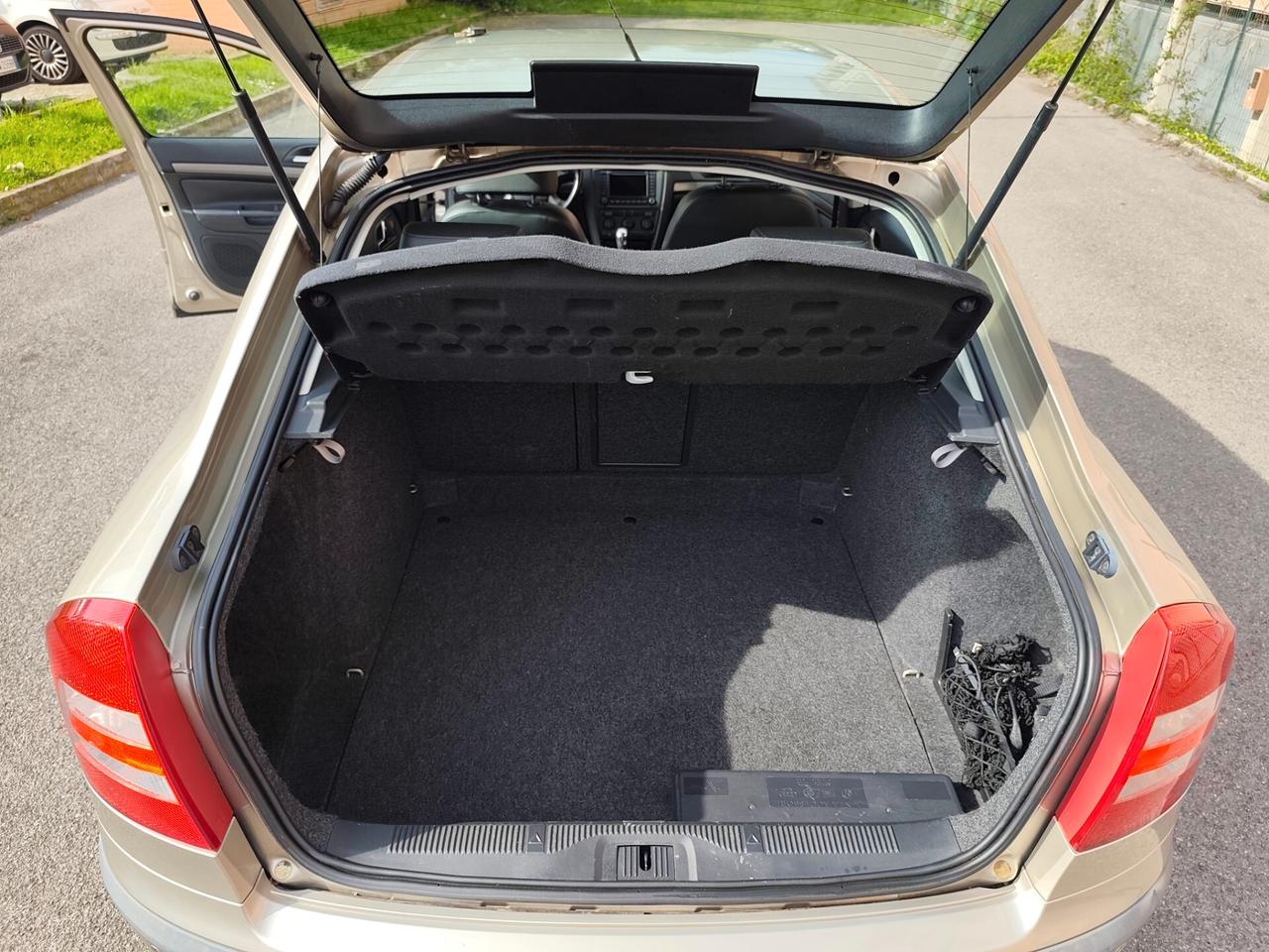 Skoda Octavia 1.6 Benz berlina Elegance