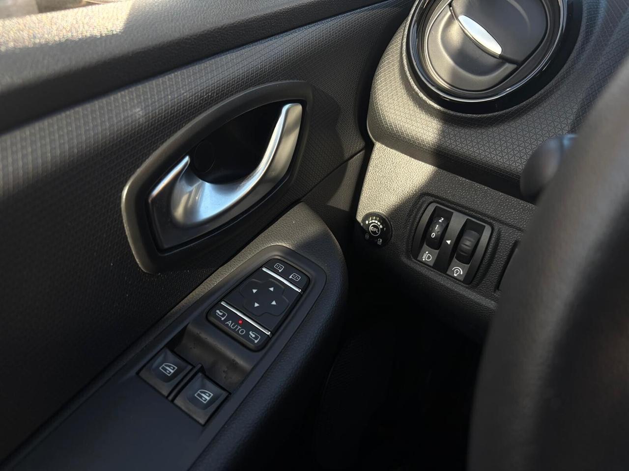 Renault Clio 0.9 GPL 90cv Moschino NEOPATENTATI