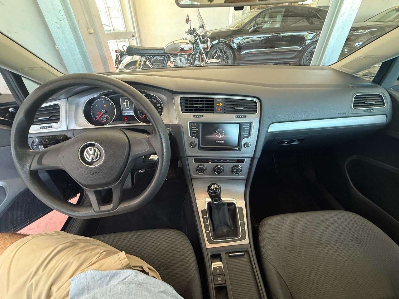Solo da QUALITYCARS PESCARA Volkswagen Golf 1.6 TDI 110 CV 5p. Comfortline BlueMotion Tchnology mantenuta in buone condizioni, pronta all’uso! Auto da veri internditori!!!!!!