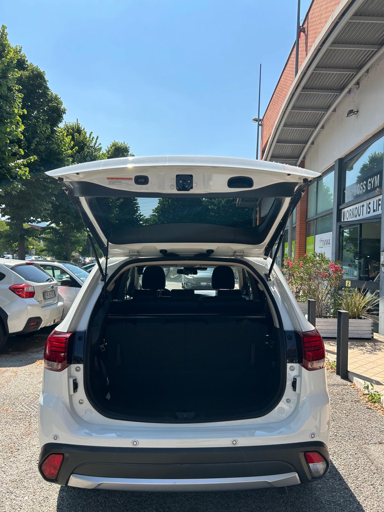 Mitsubishi Outlander 2.2 DI-D 4WD Instyle Plus SDA 7 posti