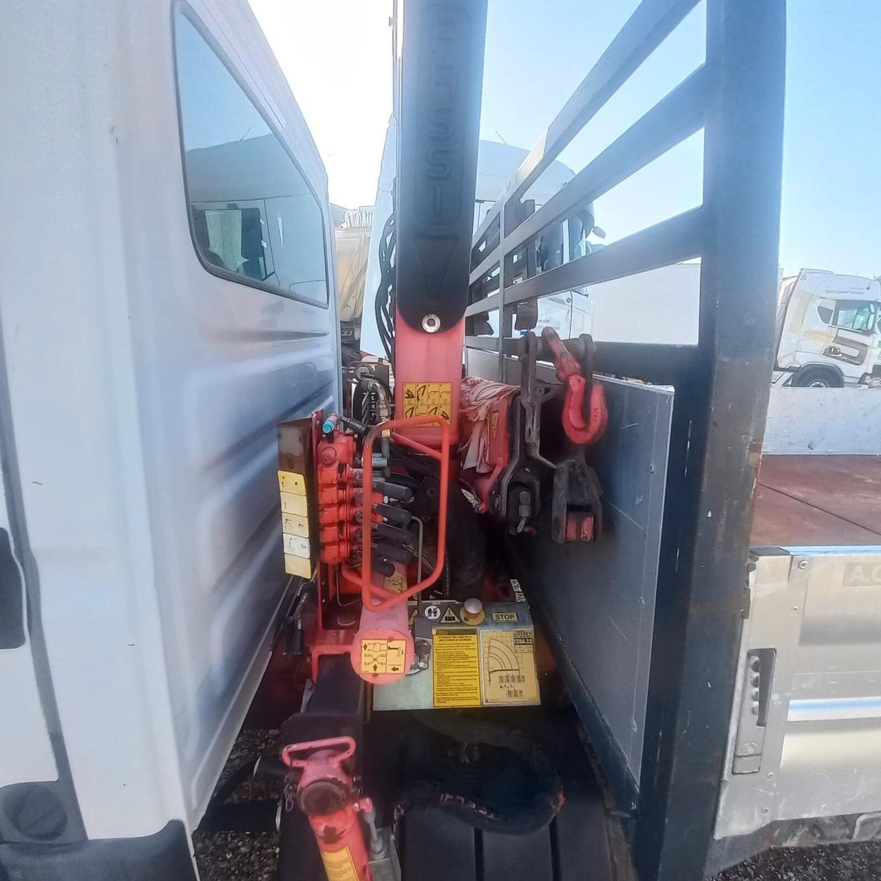 FURGONE IVECO DAILY CON GRU
