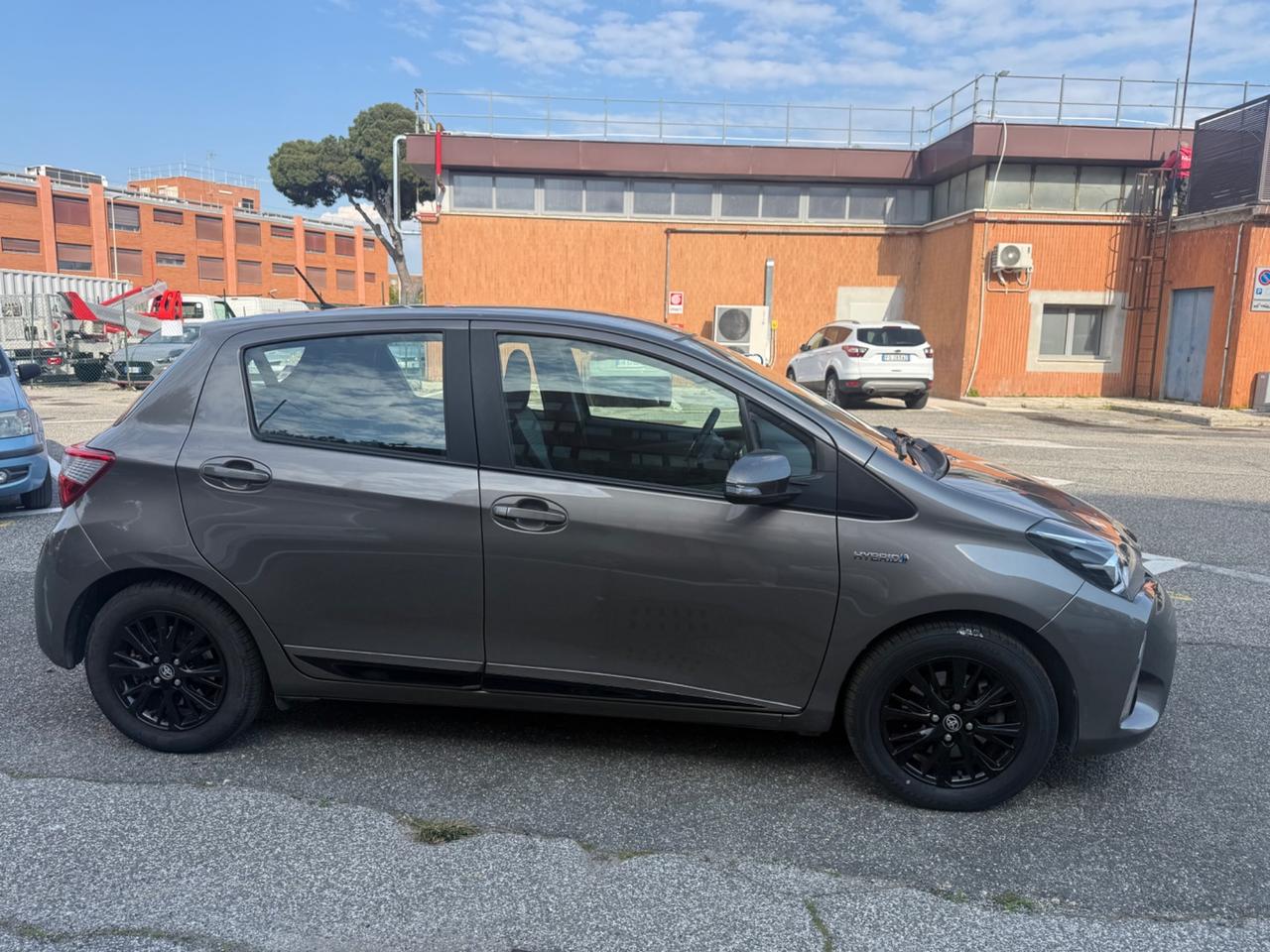 Toyota Yaris 1.5 hybrid trend gray edition