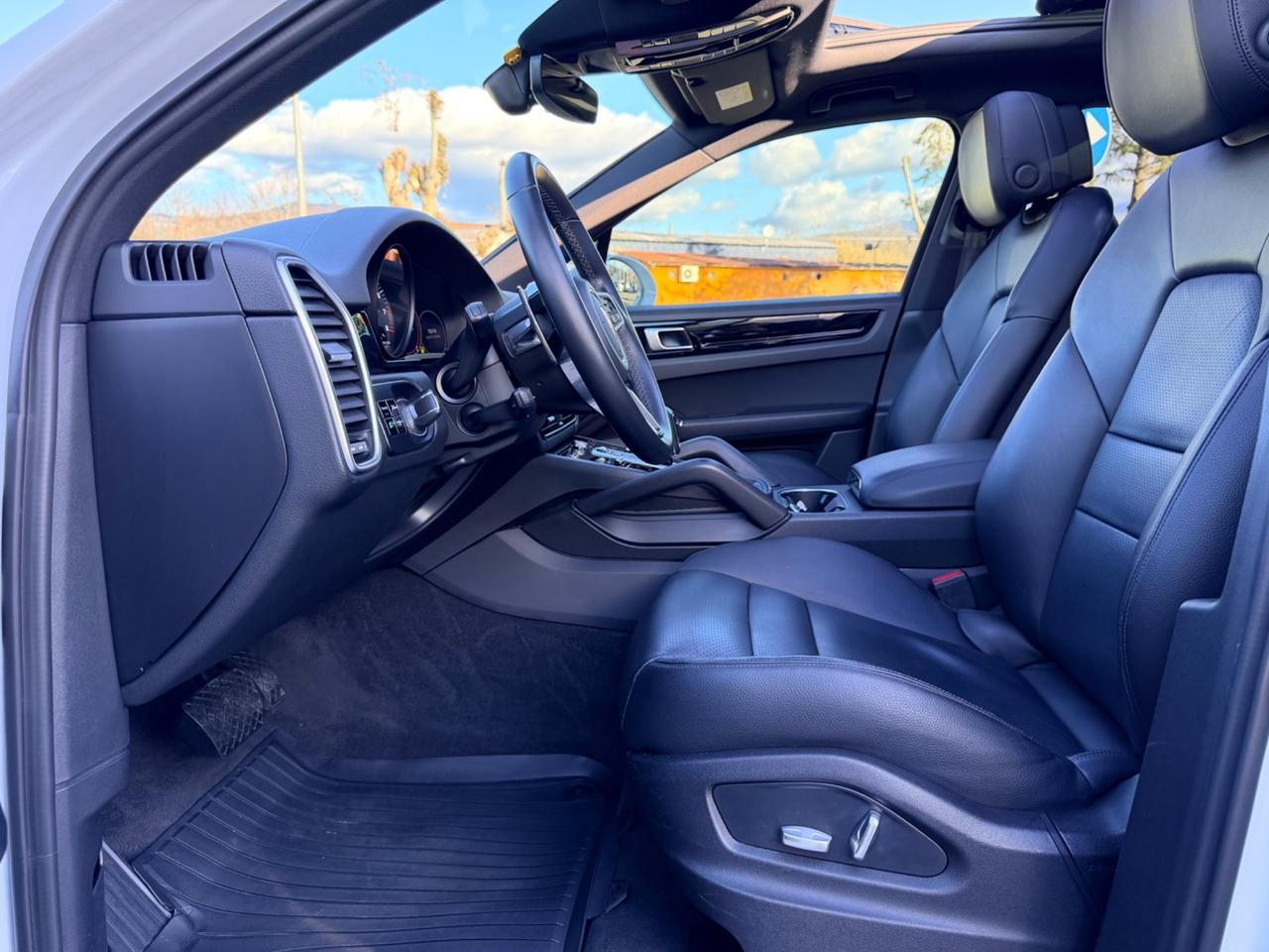 Porsche Cayenne 3.0 V6 white edition tetto apr