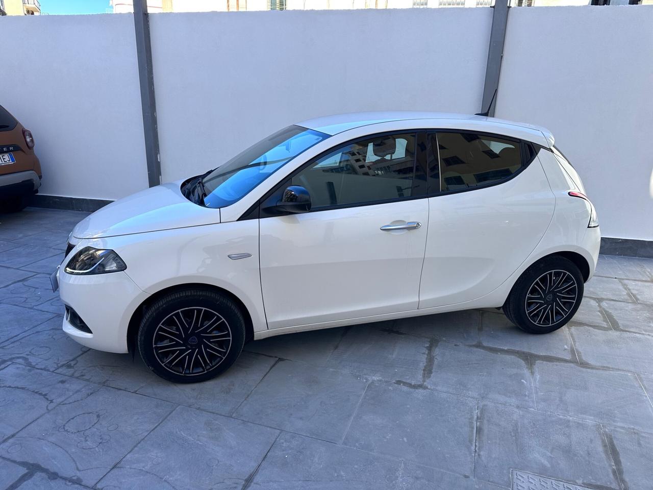 Lancia Ypsilon 1.0 FireFly 5 porte S&S Hybrid Ecochic Silver