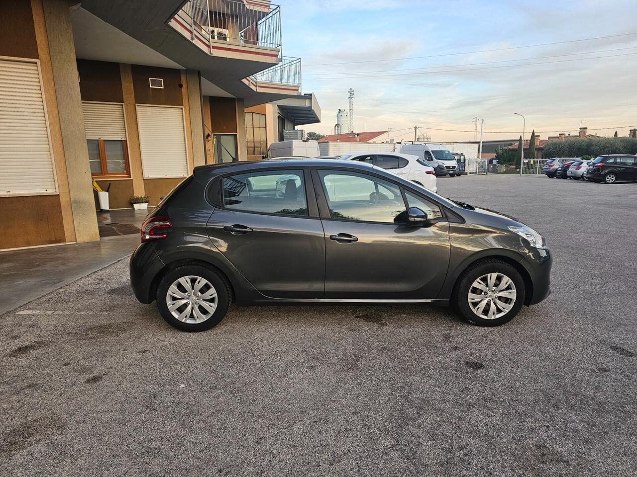 Peugeot 208 1.2 VTi 82 CV - Neopatentati