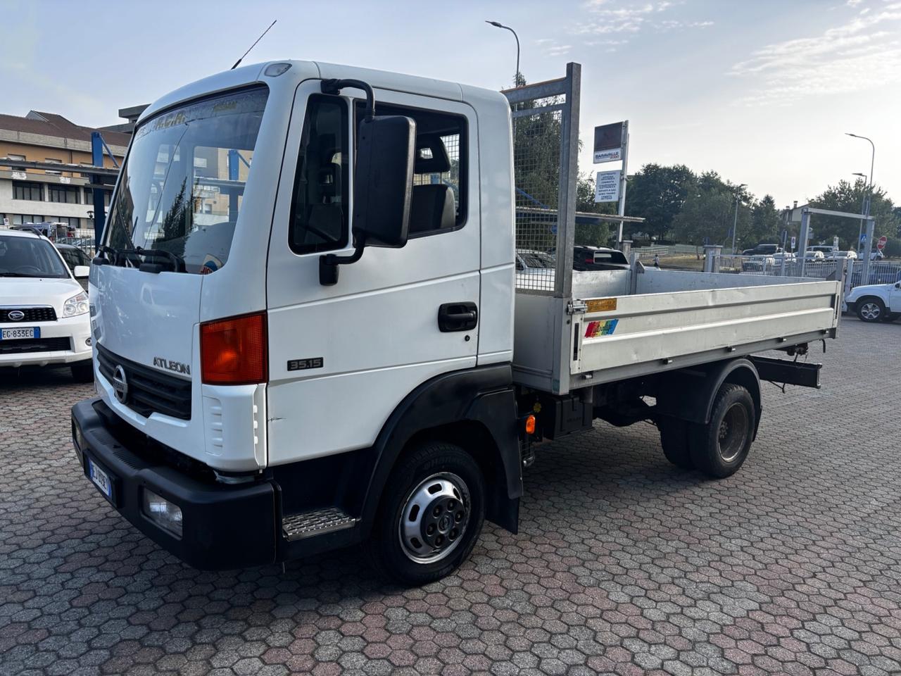 Nissan Atleon 35 ribaltabile trilaterale