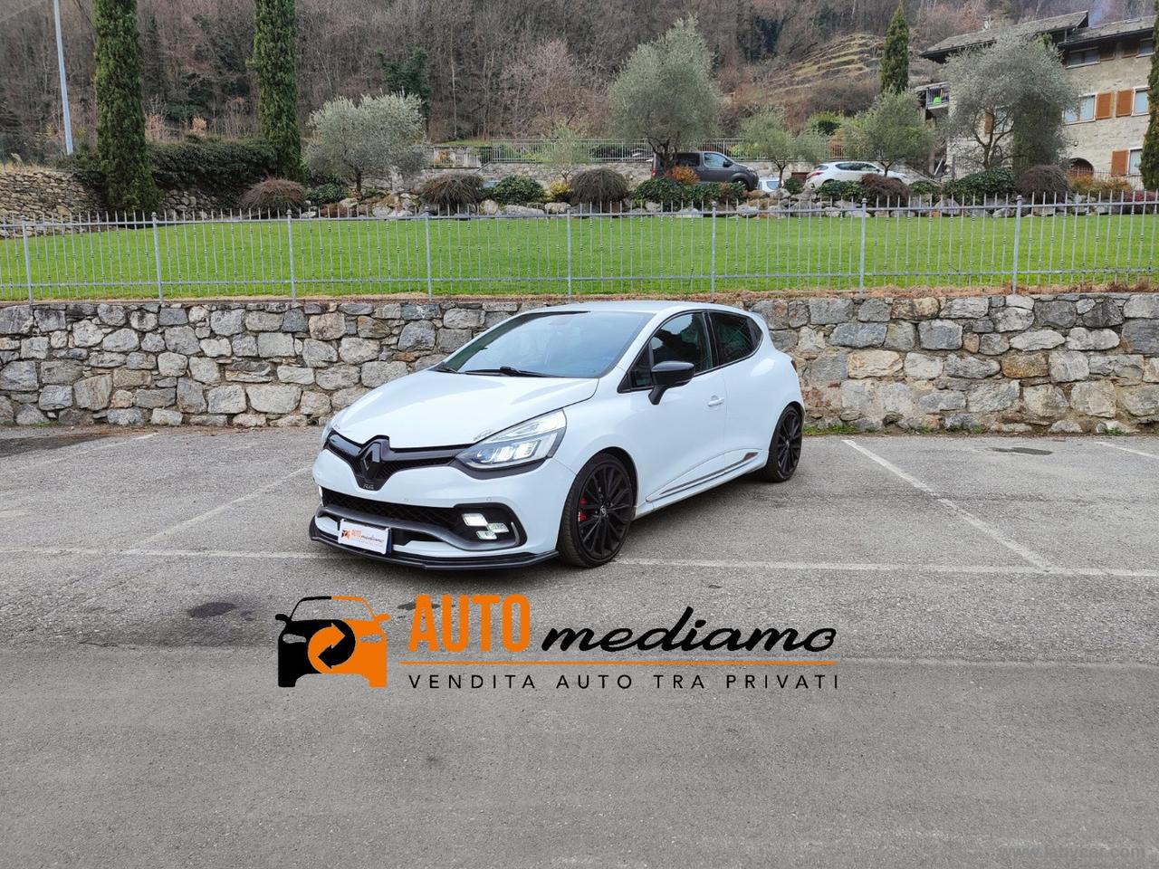 RENAULT Clio TCe 220 EDC R.S. TROPHY Akrapovic + MAXTON