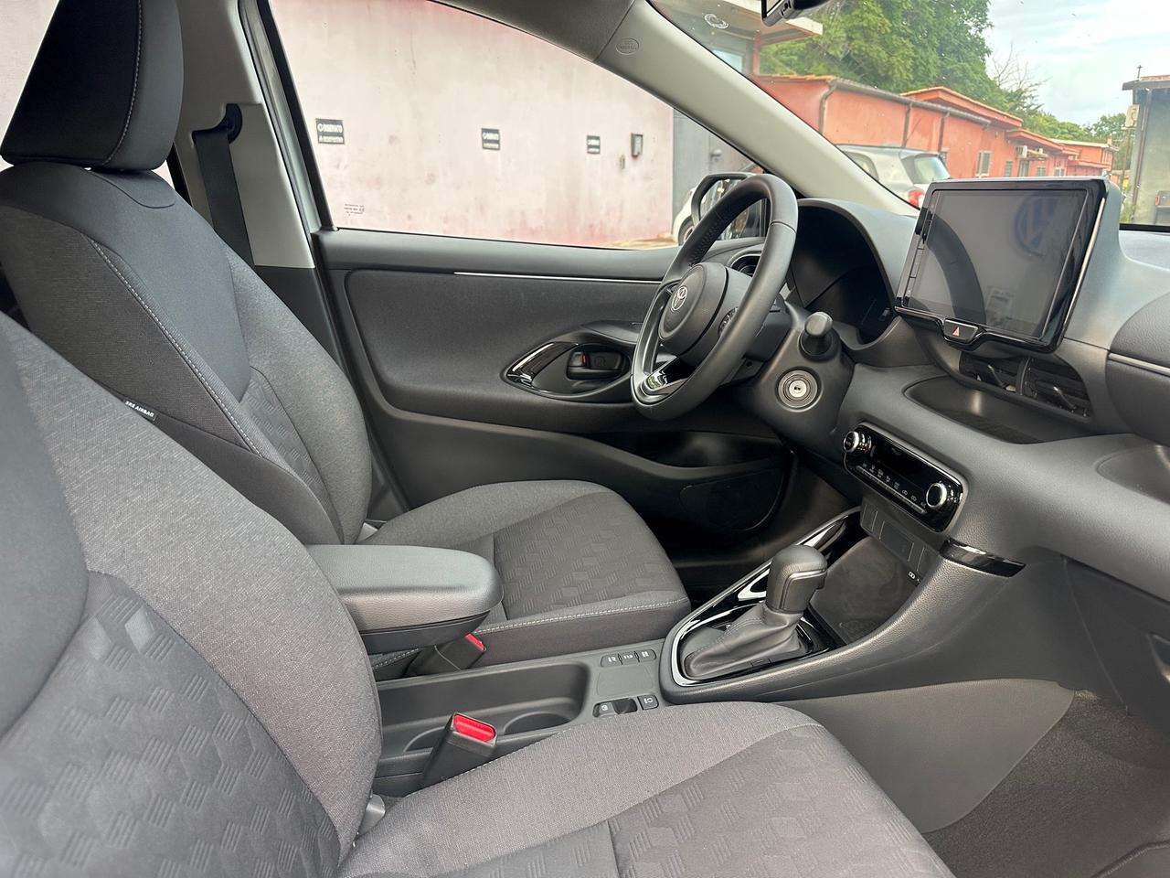 Toyota Yaris 1.5 Hybrid 5 porte Trend 2500 km! Full optional Nessun obbligo finanziario Permute