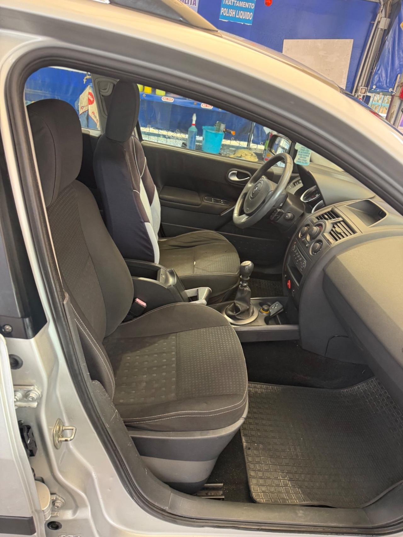 Renault Megane Mégane 1.5 dCi/105CV Grandtour Pack Authentique