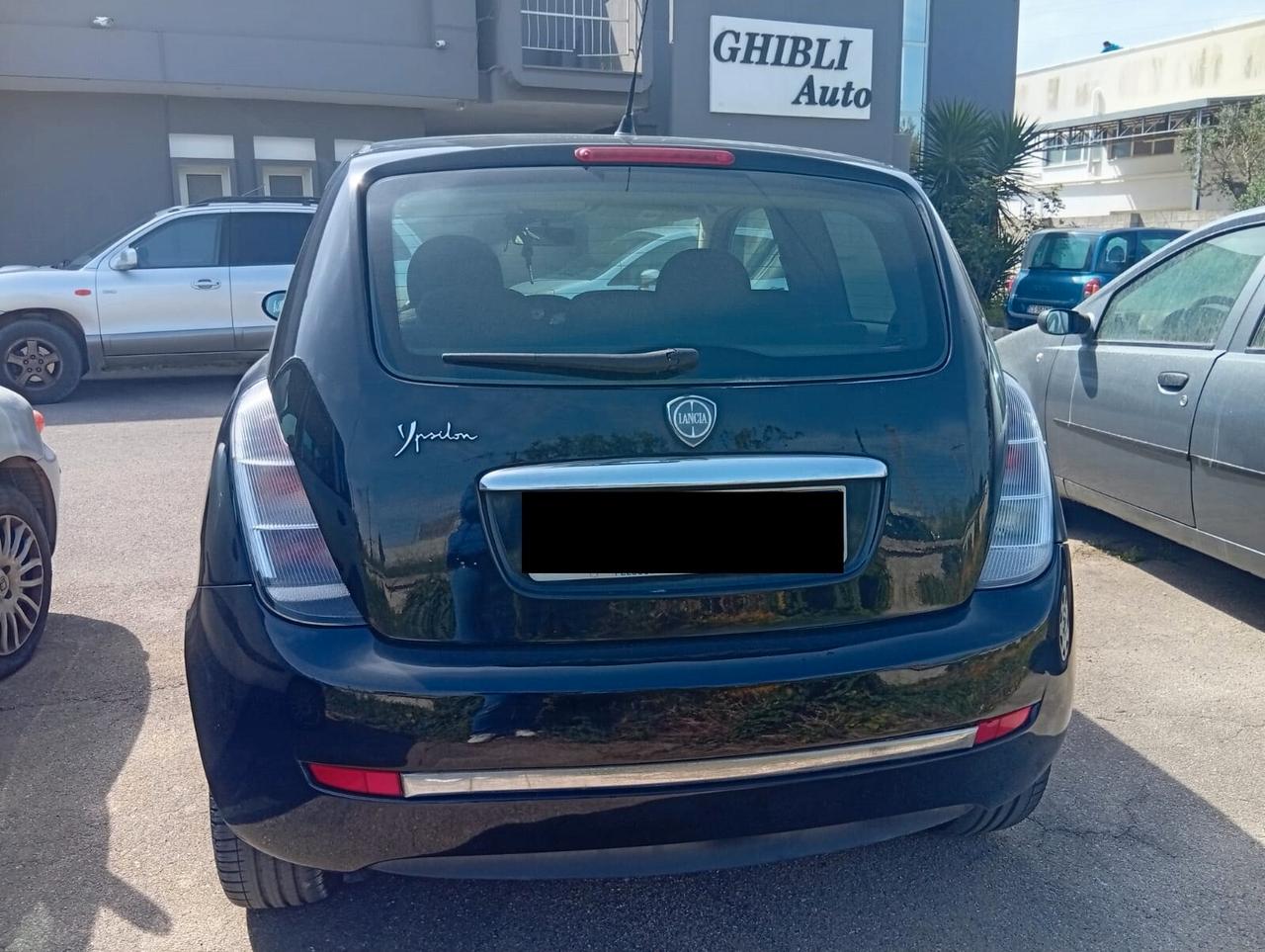 Lancia Ypsilon 1.3 MJT 75 CV Versus