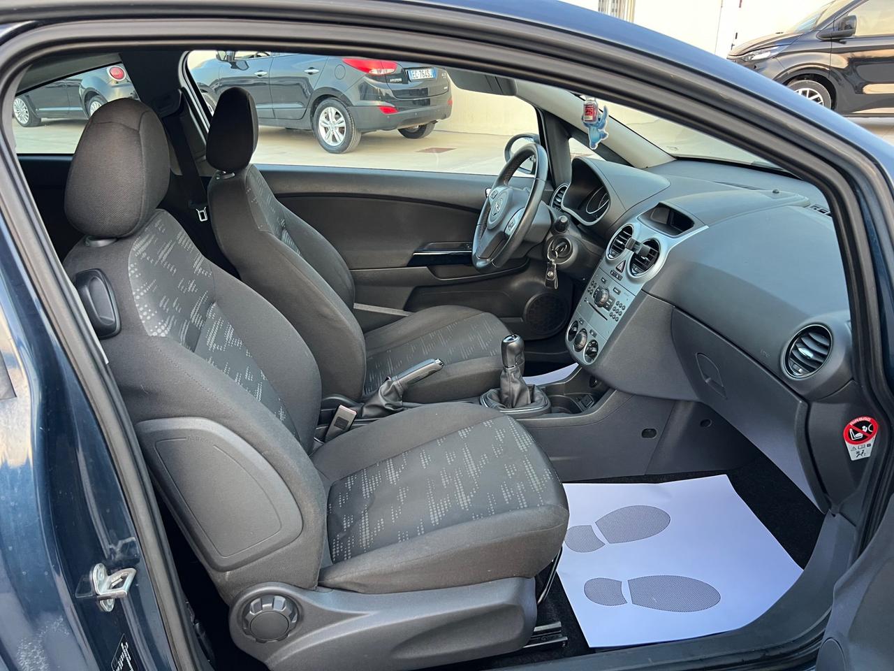 Opel Corsa 1.2 benzina 3 porte Restyling 2012