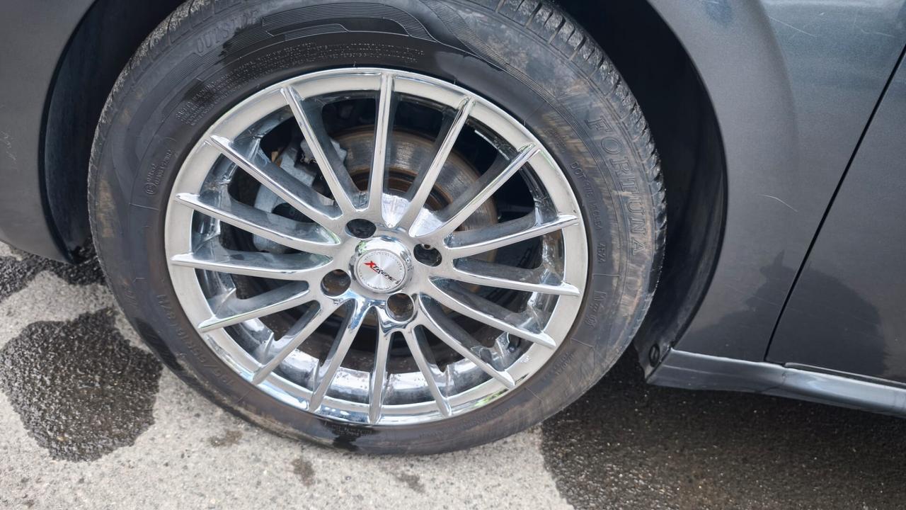 Peugeot 208 1.4 e-HDi 68 CV S&S robotizzato 3 porte Active