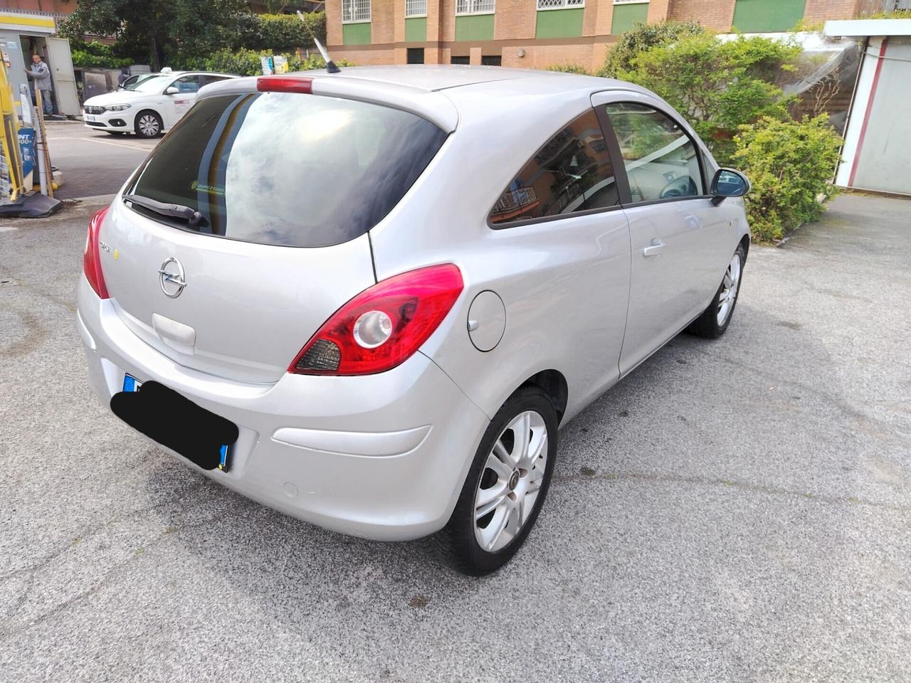 Opel Corsa 1.2 3 porte b-color