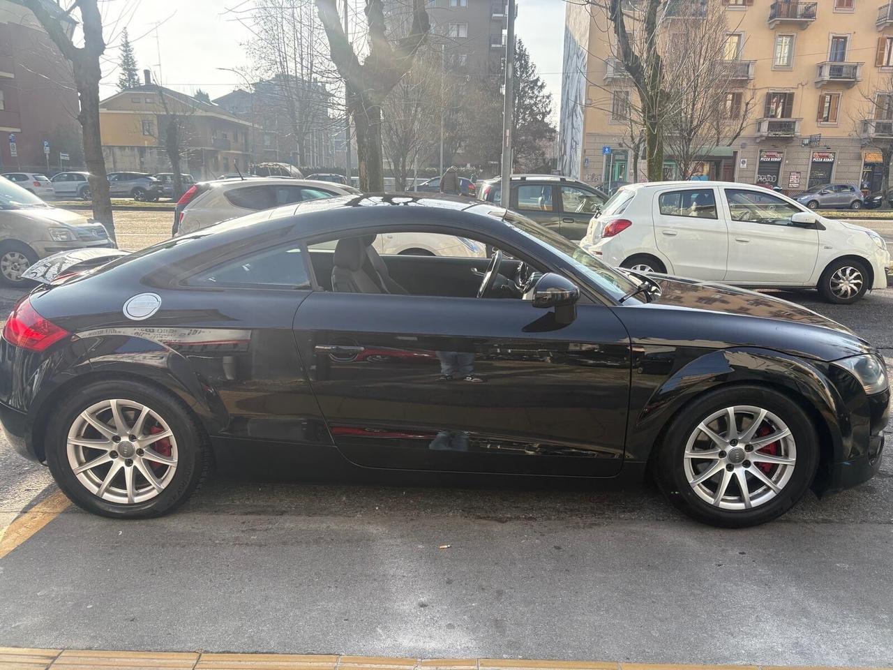 Audi TT Coupé 2.0 TFSI 200 cv book service