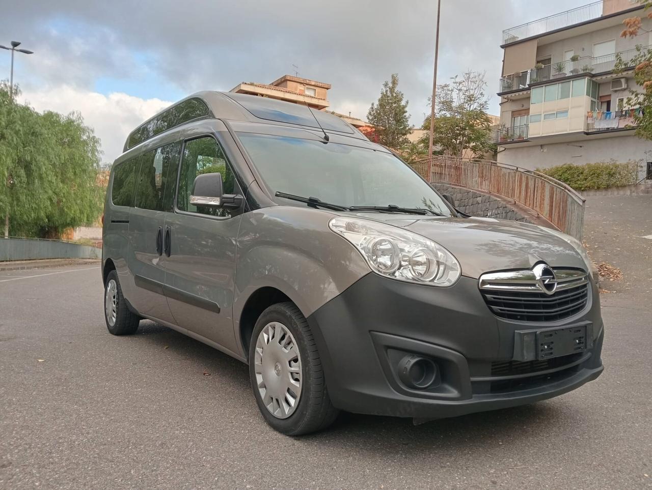 Opel Combo sollevatore elettrico trasporto disabili