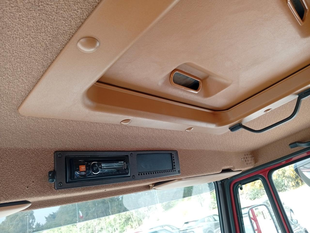Mercedes Benz cassonato con Gru Effer