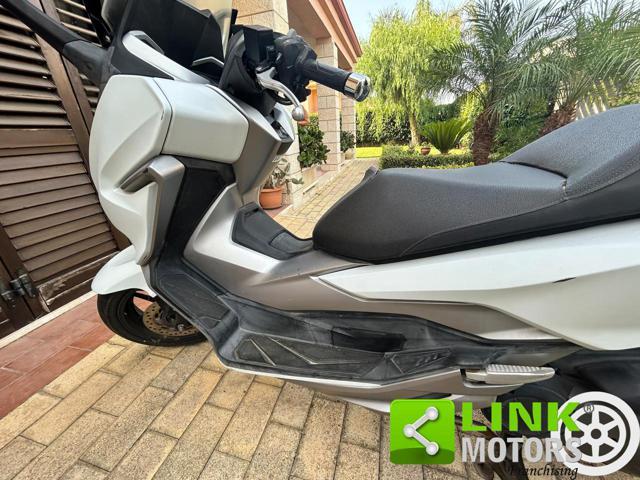 HONDA Forza 300 .