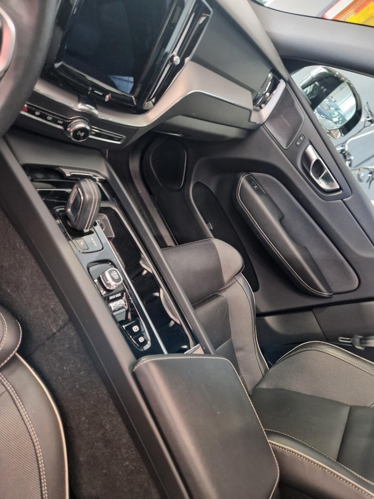 Volvo XC 60 XC60 B4 (d) AWD Geartronic R-design