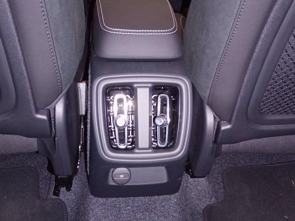 VOLVO XC40 2.0 b3 Ultra Black Edition auto del 2025