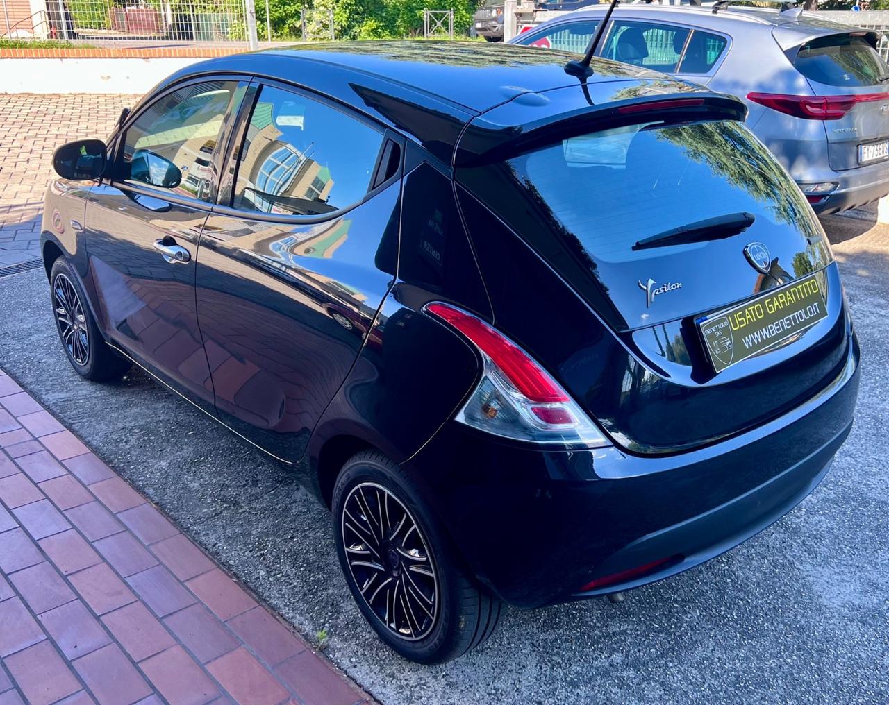 Lancia Ypsilon 1.0 FireFly 5 porte S&S Hybrid Ecochic Silver