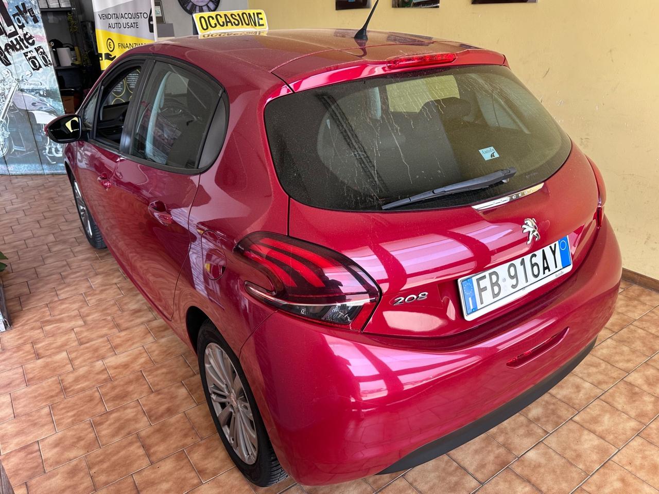 Peugeot 208 1.2benz. Allure