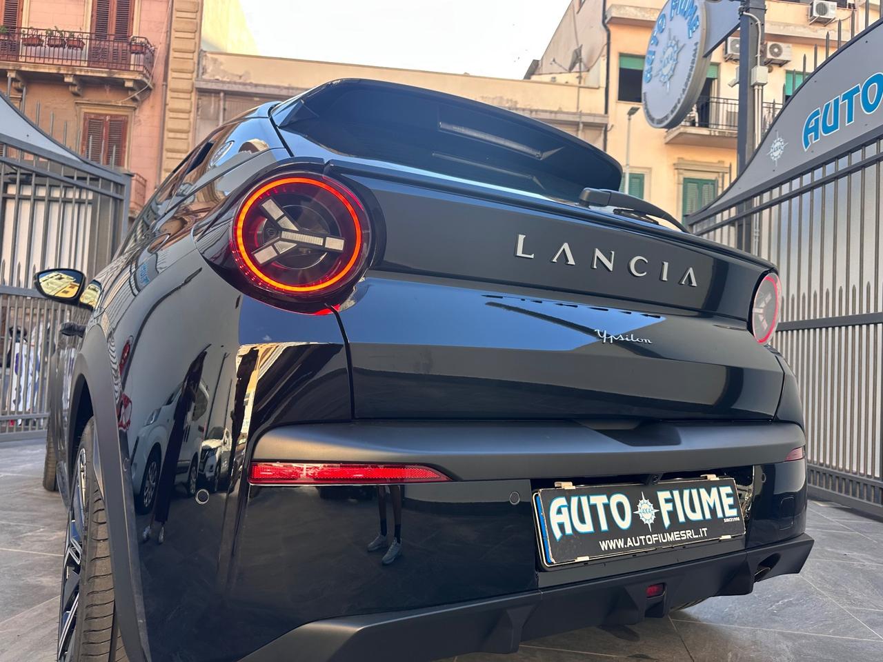 Lancia Ypsilon Hybrid e-DCT Edizione Cassina