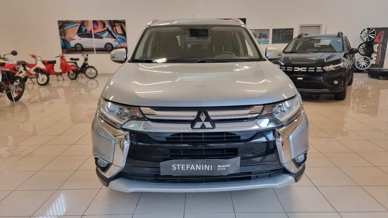 Mitsubishi Outlander 2.2 DI-D 4WD Instyle Plus Navi
