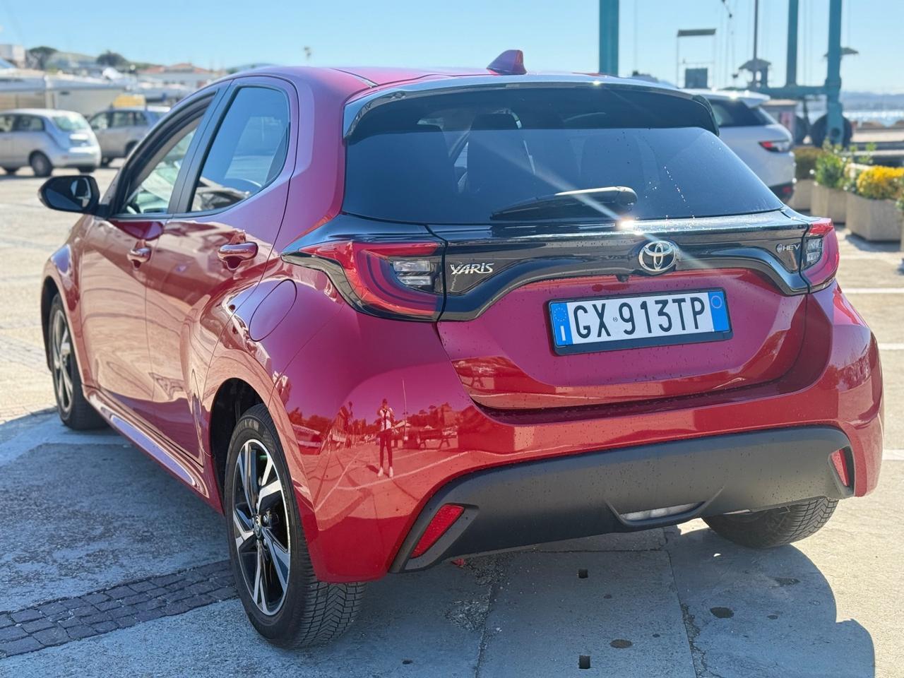 Toyota Yaris 1.5 Hybrid 5 porte red 2025