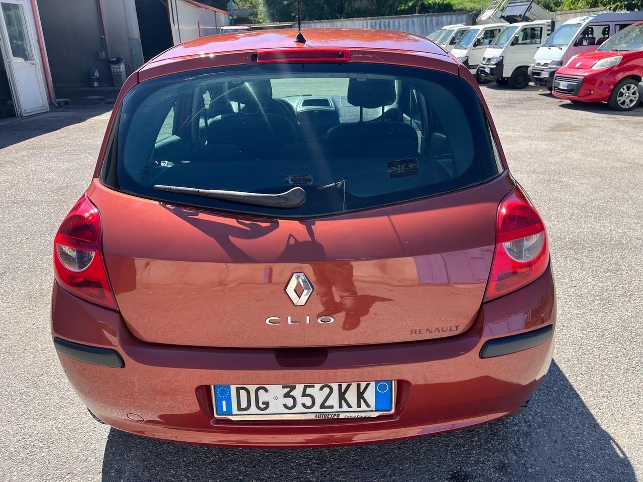 Renault clio 5P-1.2 benz - full -2007