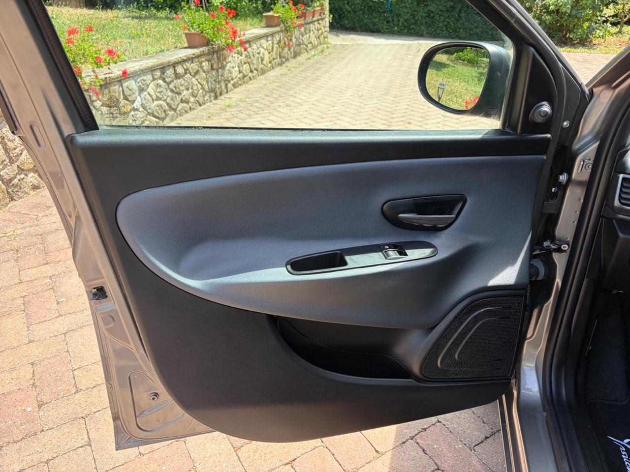 Lancia Ypsilon 1.2 69 CV 5 porte Gold OK NEOPATENTATI