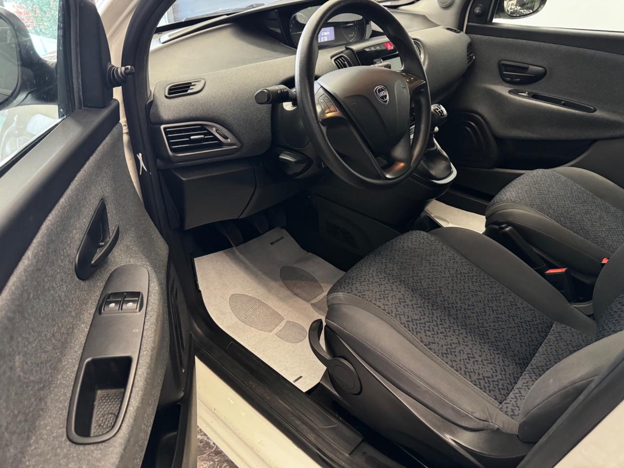 Lancia Ypsilon 1.0 FireFly 5 porte S&S Hybrid Ecochic Silver