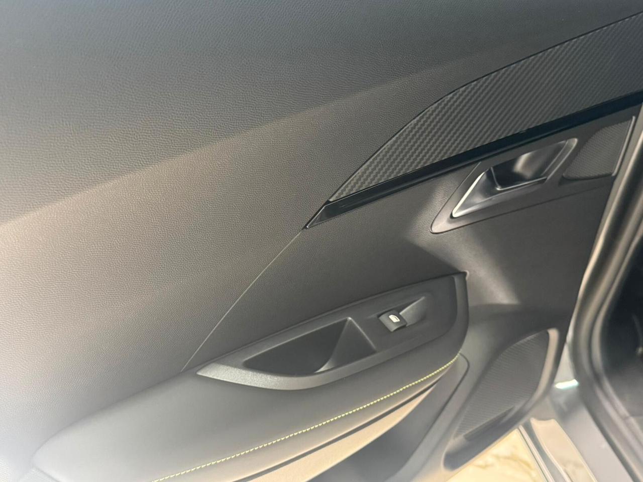 Peugeot 2008 Hybrid 136 e-DCS6 GT