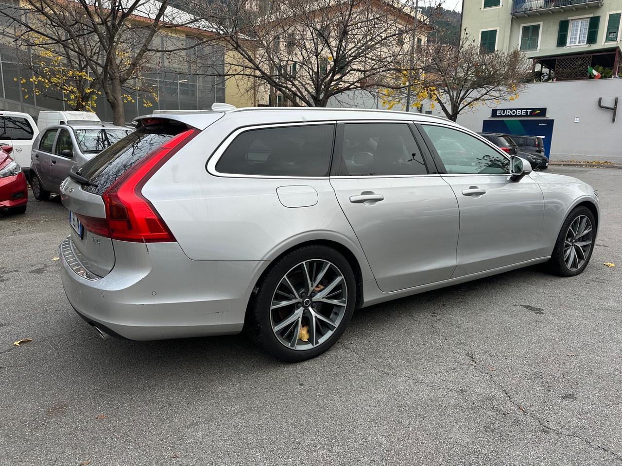 Volvo V90 D4 R-design