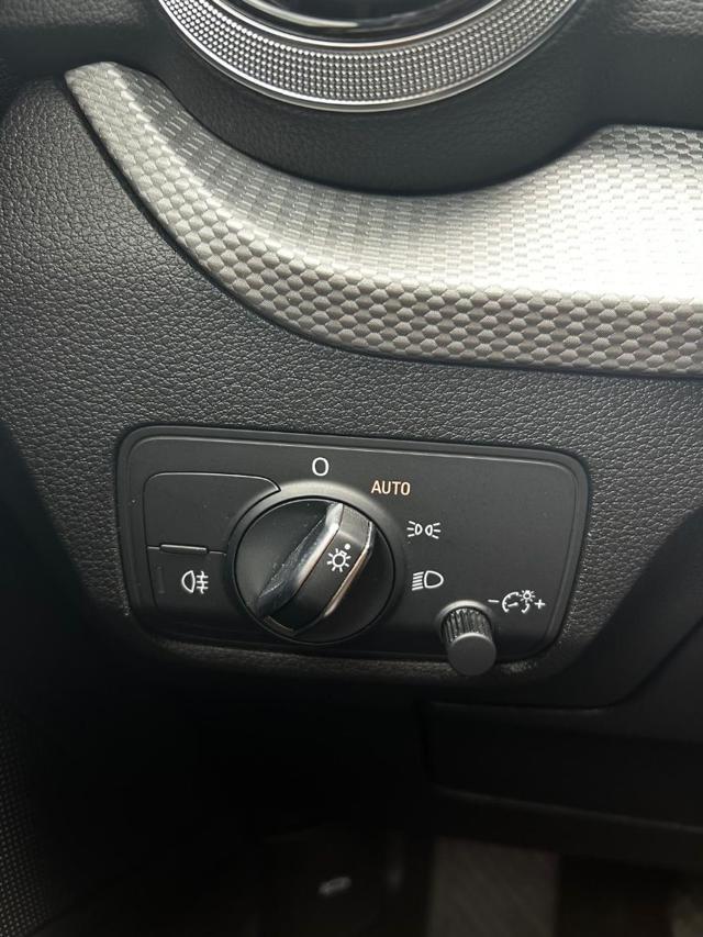AUDI Q2 35 TFSI Business Advanced