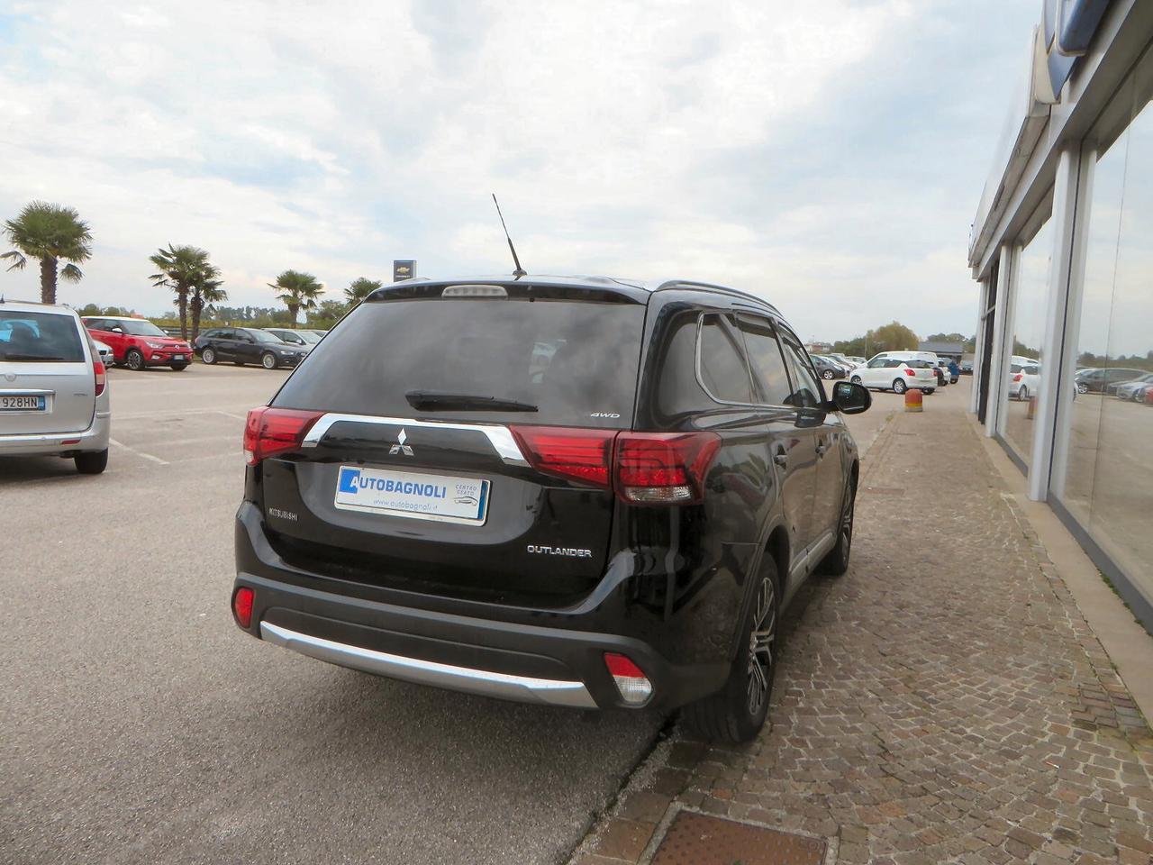 Mitsubishi Outlander INSTYLE PLUS NAVI 2.2 DI-D 4WD Aut. 7 posti