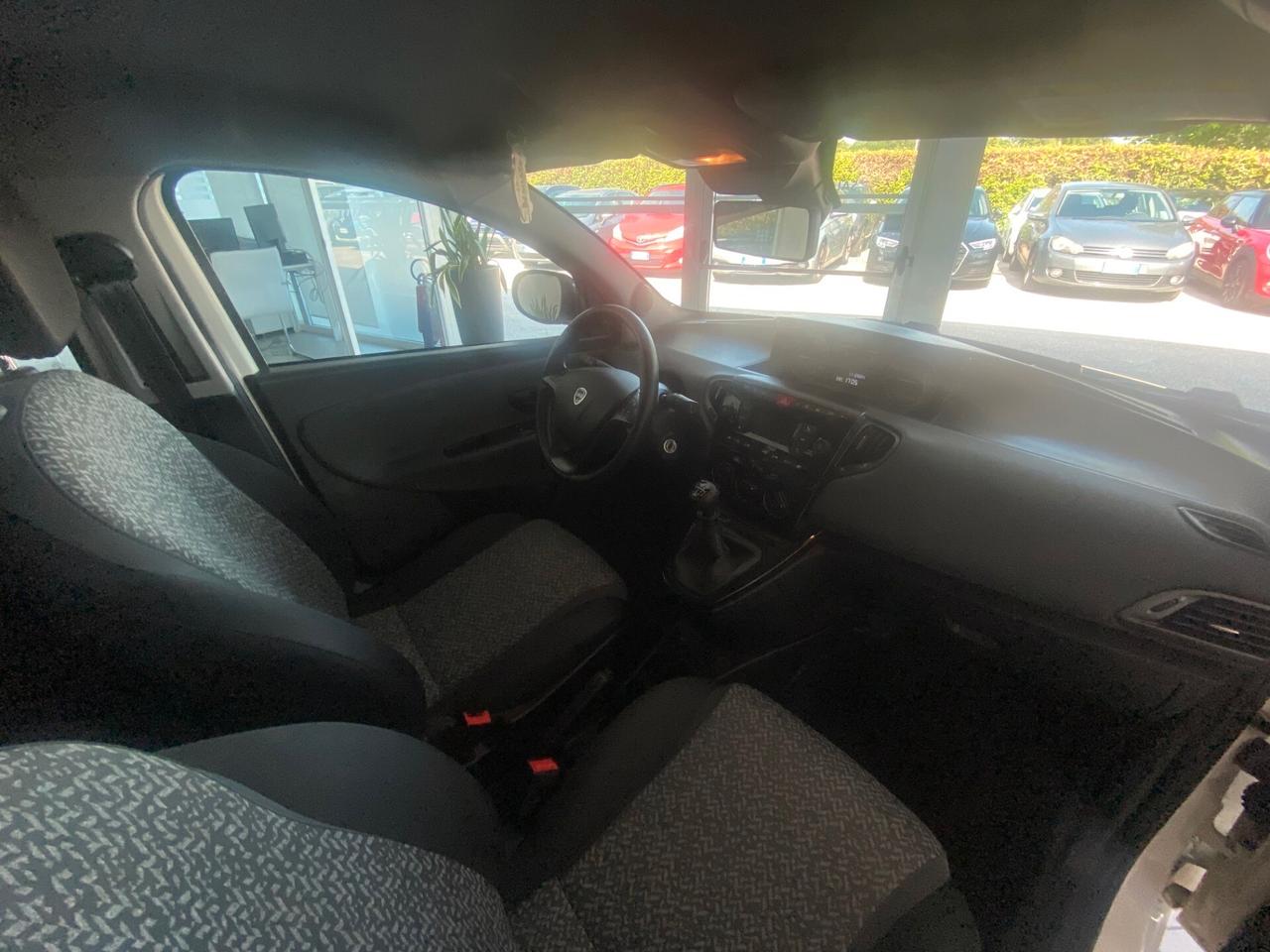Lancia Ypsilon 1.0 FireFly 5 porte S&S Hybrid Ecochic Silver