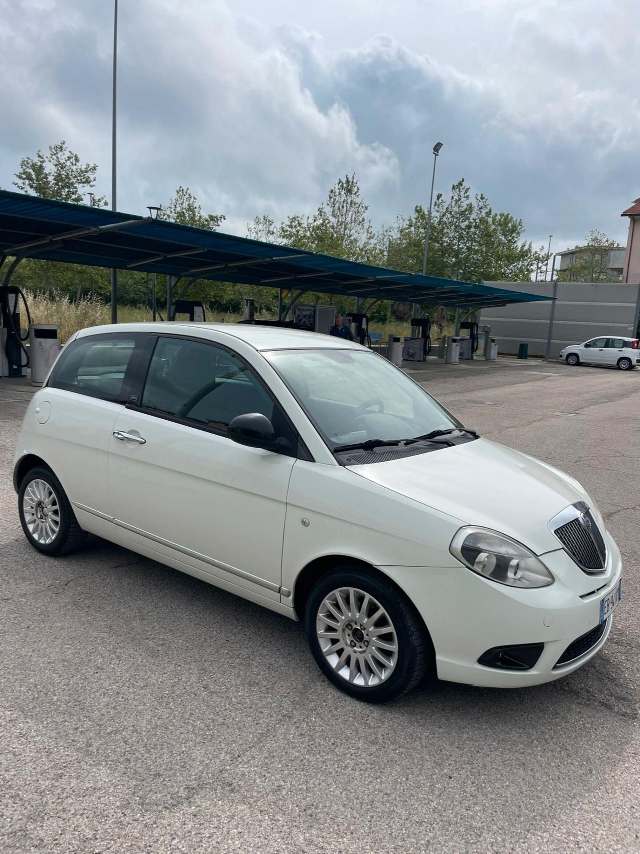 Lancia Ypsilon 1.2 69 CV Unyca