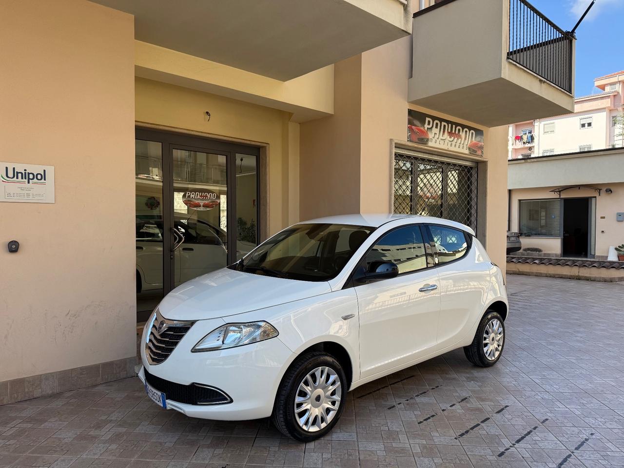 Lancia Ypsilon 0.9 TwinAir 85 CV 5 porte Metano Ecochic Silver