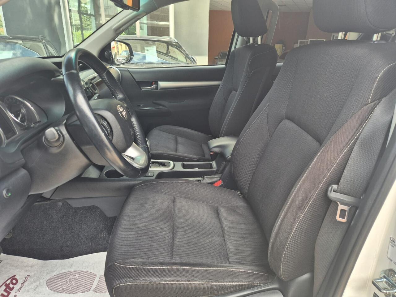 Toyota Hilux 2.4 D-4D A/T 4WD 4 porte Double Cab Lounge