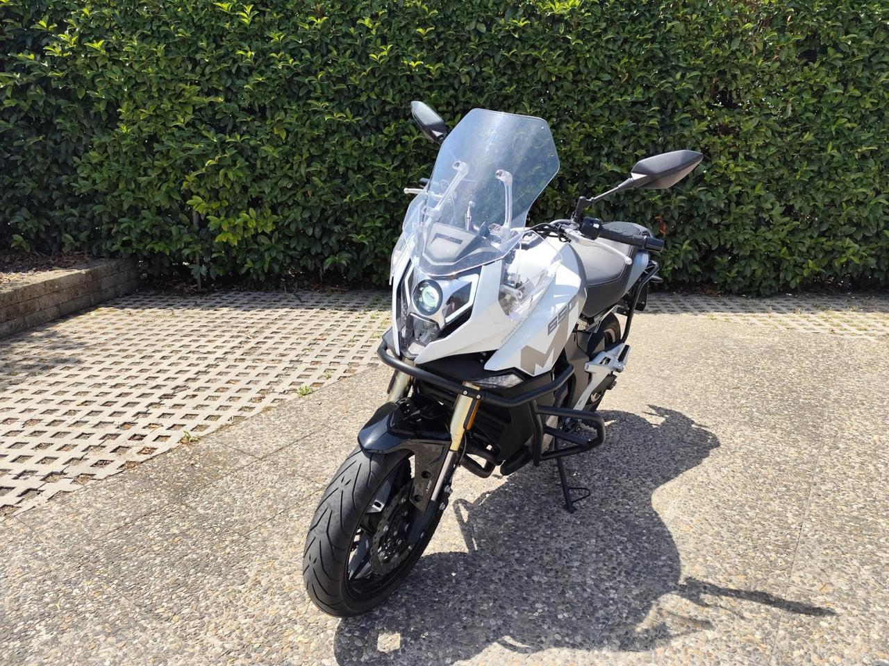 Cf Moto 650 MT 650MT Modello crossover/adventure, con manubrio più alto, protezione motore e aspetto robusto,