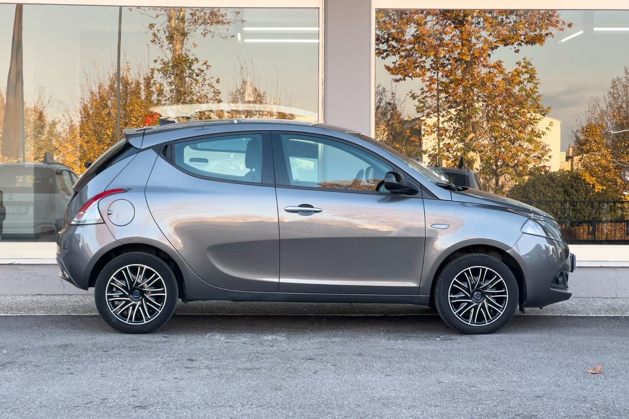 Lancia Ypsilon Hybrid - 70cv / 5 porte / Ecochic Gold