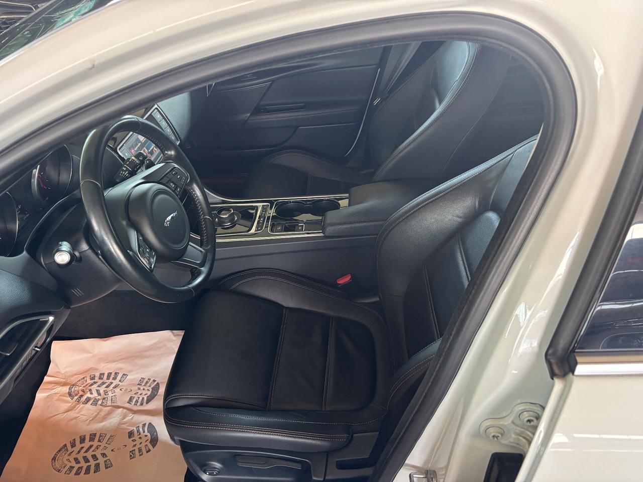Jaguar XE 2.0 D Turbo 180CV aut. Prestige Business Edition
