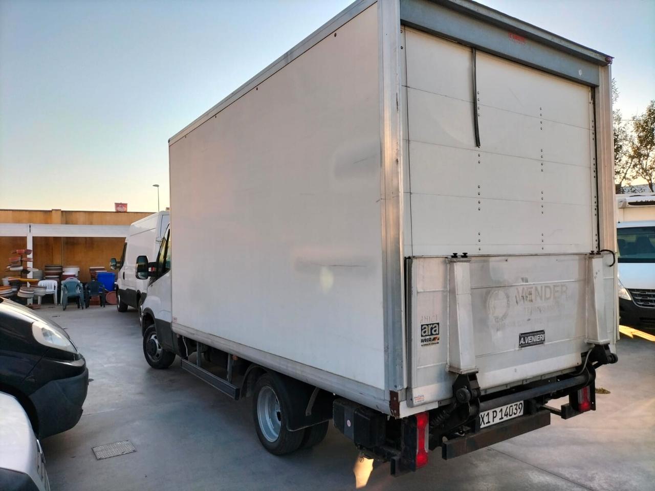 Iveco Daily con sponda caricatrice