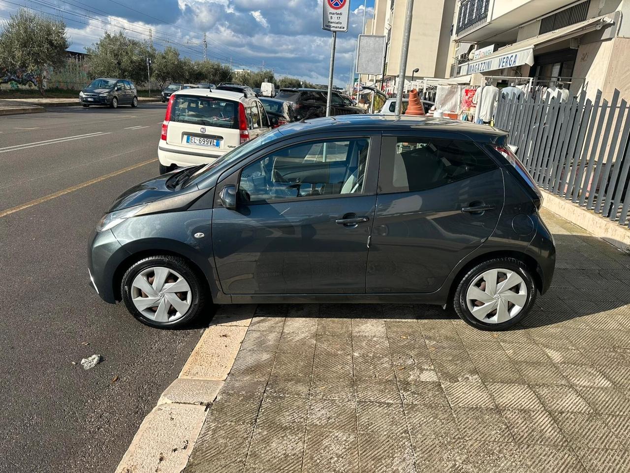 Toyota Aygo 1.0 VVT-i 69 CV 5 porte x-play