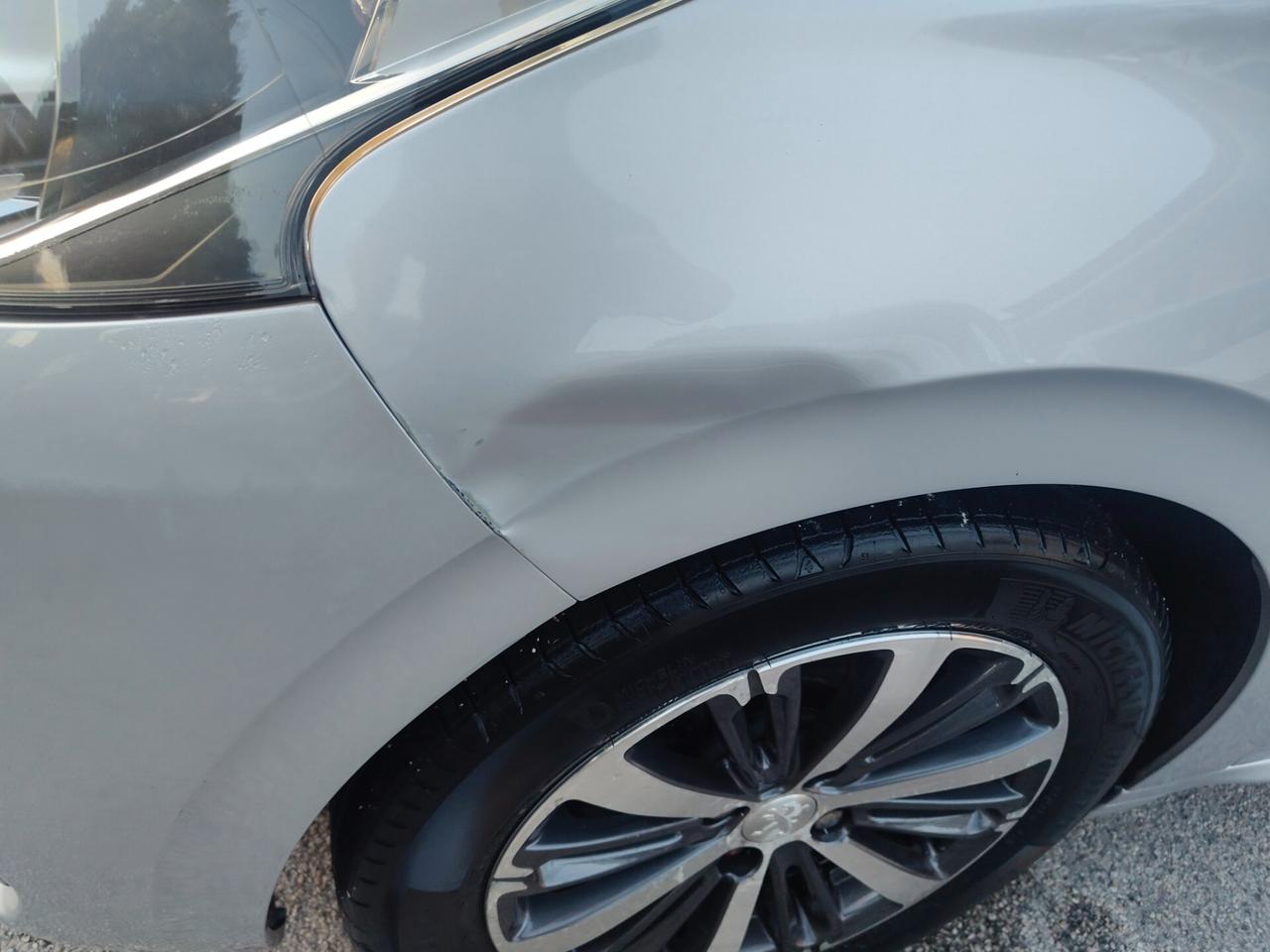 Peugeot 208 PureTech 82 5 porte Allure