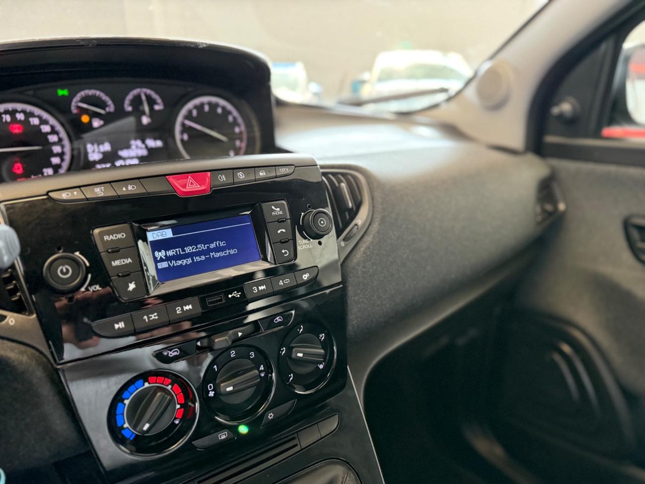 Lancia Ypsilon 1.0 FireFly 5 porte S&S Hybrid Silver