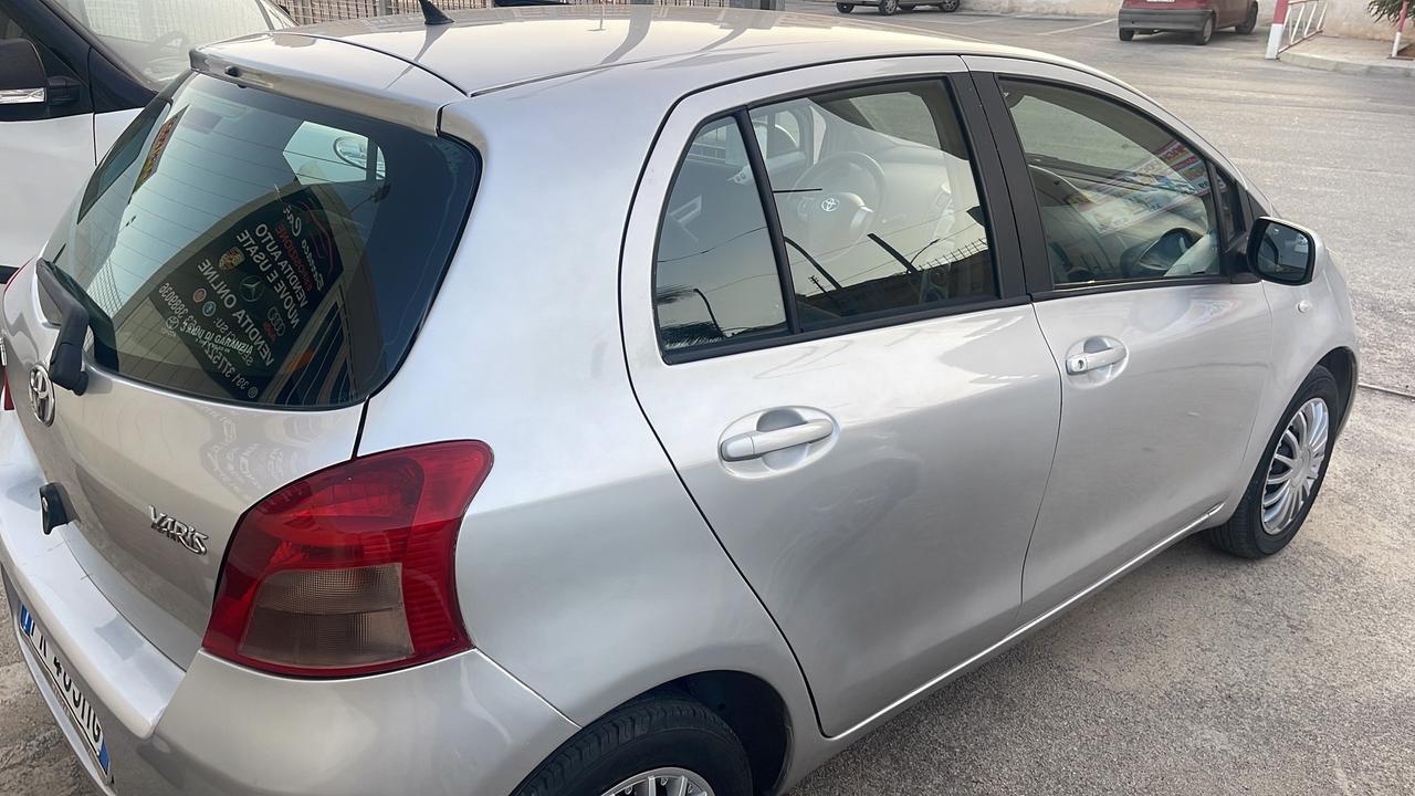 Toyota Yaris 1.0 5 porte