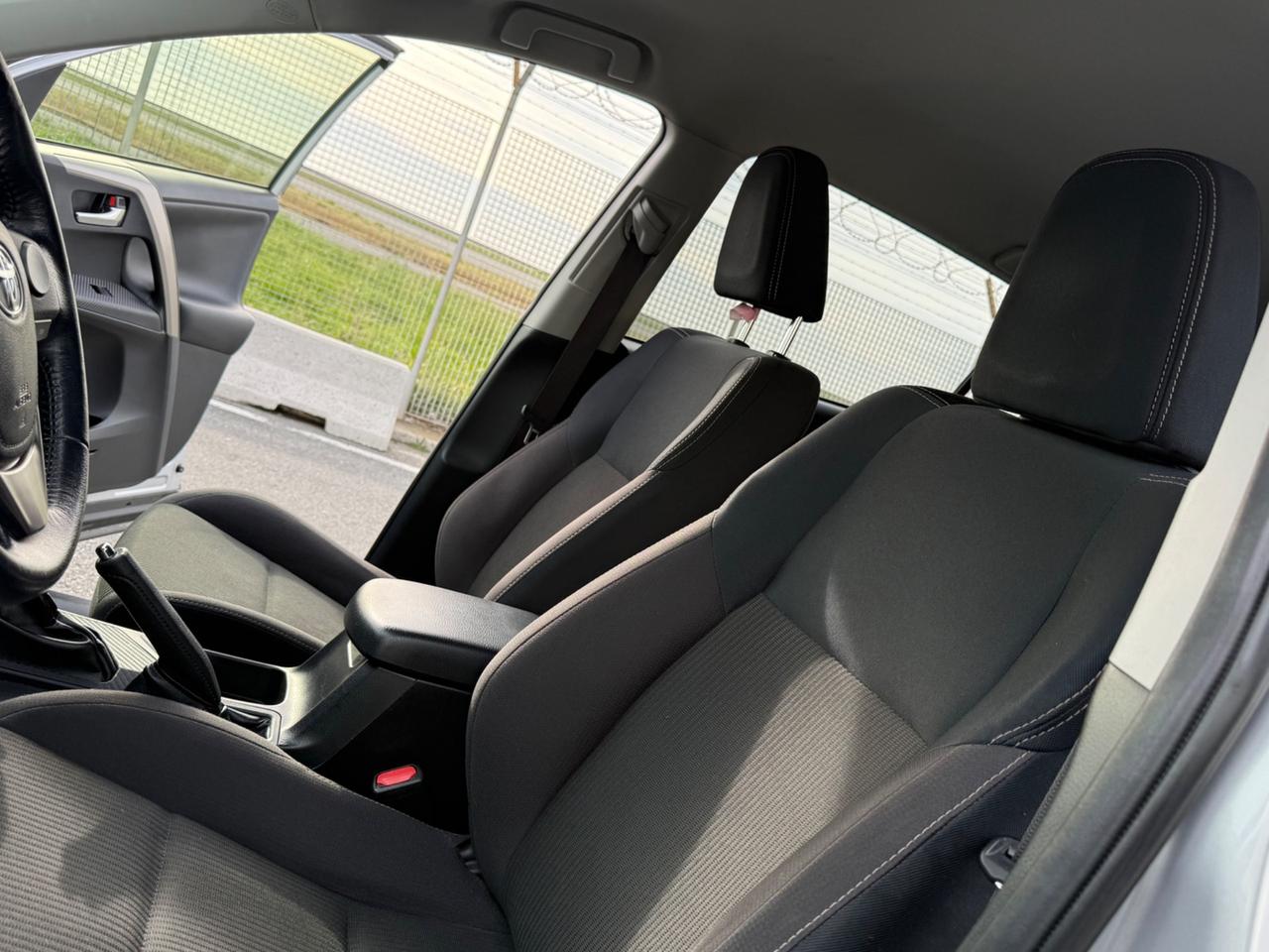 Toyota RAV 4 RAV4 2.0 D-4D 4WD Lounge-4X4-PERMUTABILE